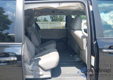 2016 Toyota Sienna Xle 8 Passenger z USA, uszkodzony, nr VIN 5TDYK3DCXGS748104